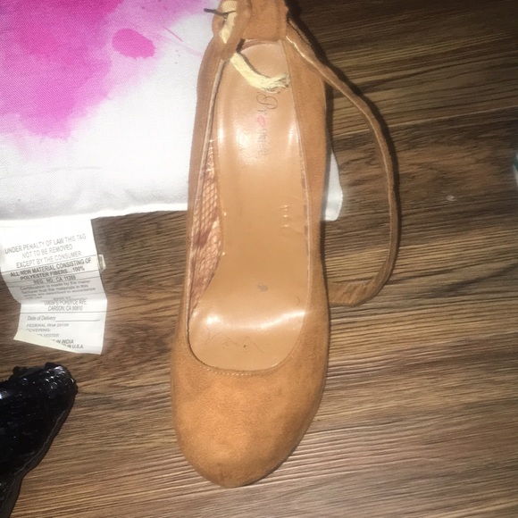 Heels - Picture 4 of 4